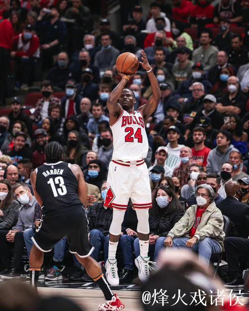 炸裂！贾文特-格林抢断普里查德，迎着怀特完成暴力单手隔扣